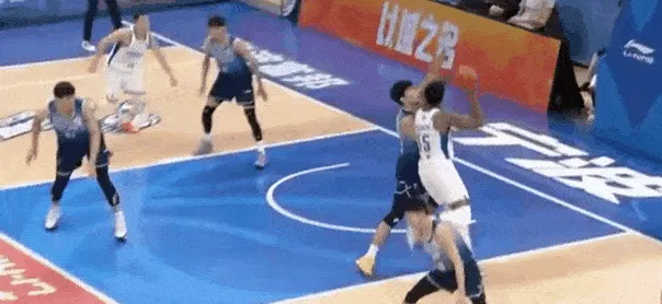 俞长栋争抢篮板时与王奕博手臂纠缠到一起，随后痛苦倒地